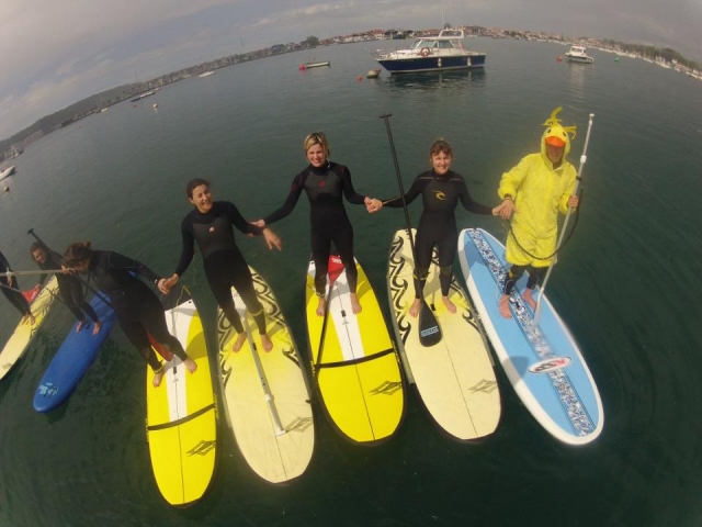  paddle board en grupo en aguas tranquilas 